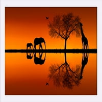 Safari scena - Slon i siluete od žirafe na Sunset - Lantern Press Photography