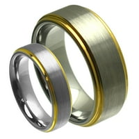 Njegov i njezin mat centar s 14-karatnim zlatom i stepenastim rubom zaručničkog prstena od volframovog karbida